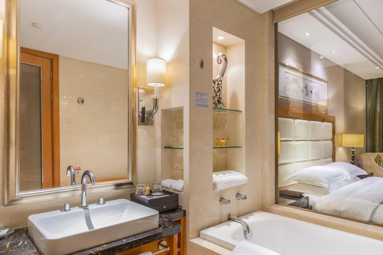 Wyndham Xinyang Downtown Hotel Екстериор снимка