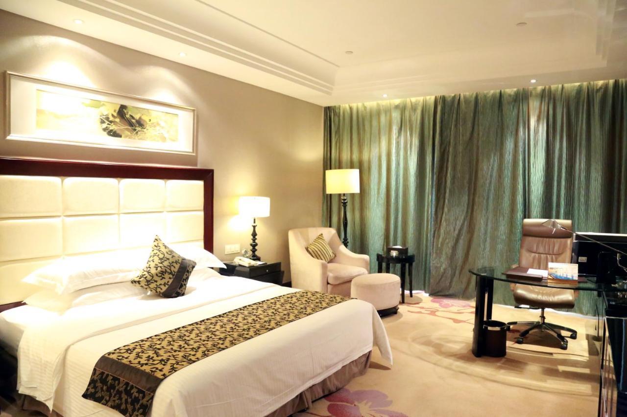Wyndham Xinyang Downtown Hotel Екстериор снимка