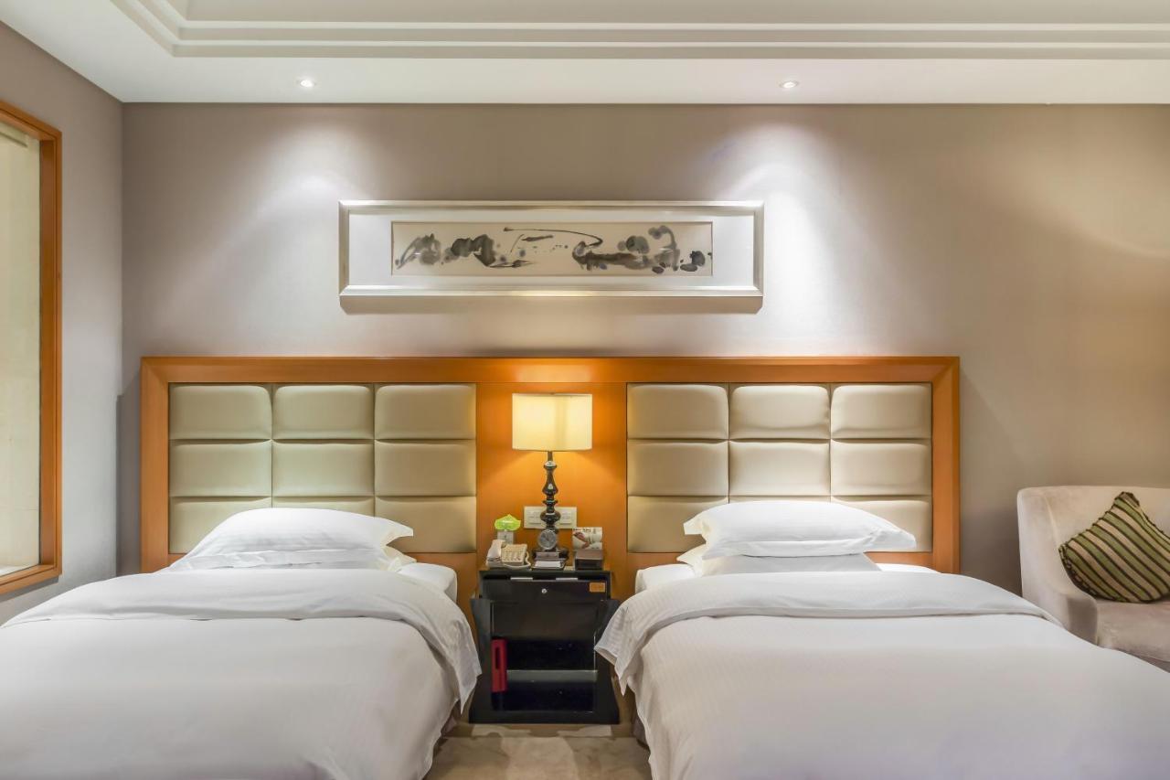 Wyndham Xinyang Downtown Hotel Екстериор снимка