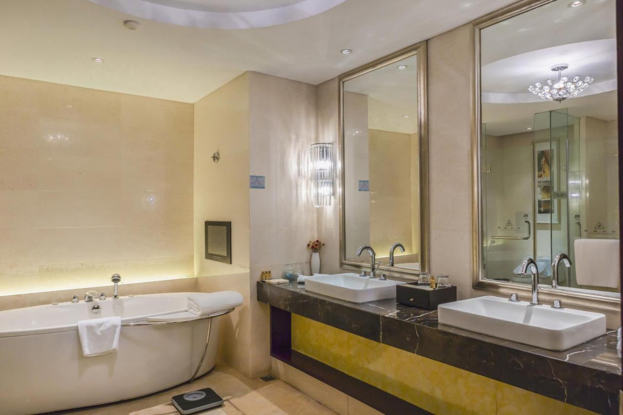 Wyndham Xinyang Downtown Hotel Екстериор снимка
