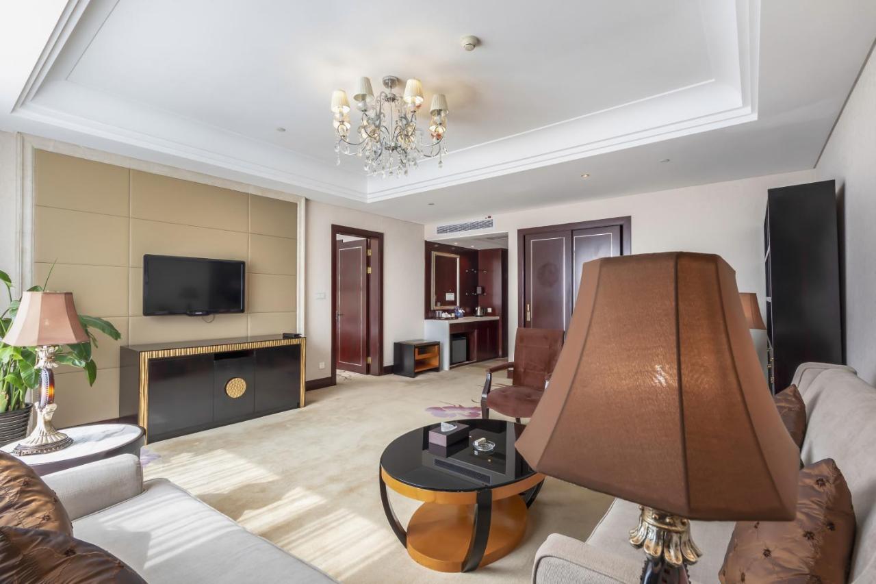 Wyndham Xinyang Downtown Hotel Екстериор снимка