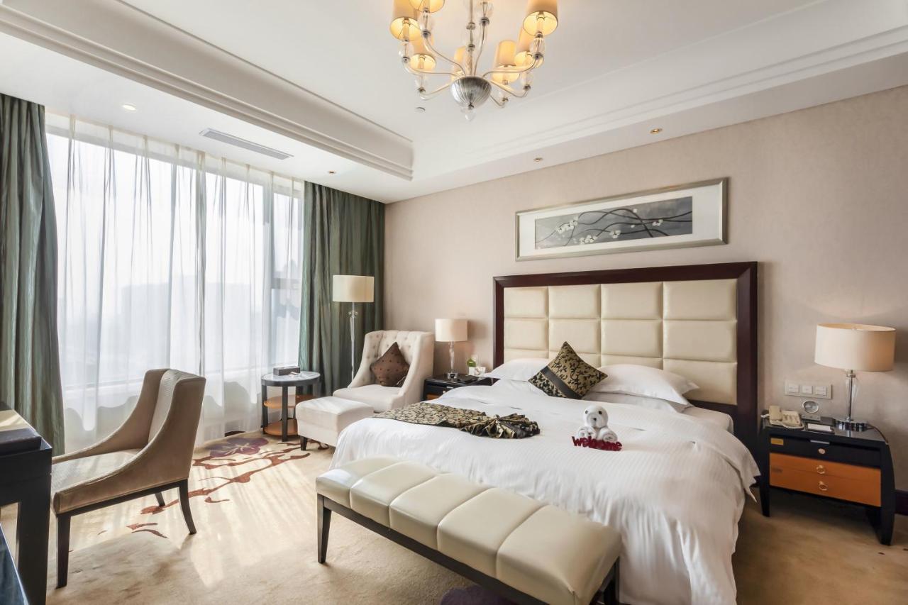 Wyndham Xinyang Downtown Hotel Екстериор снимка