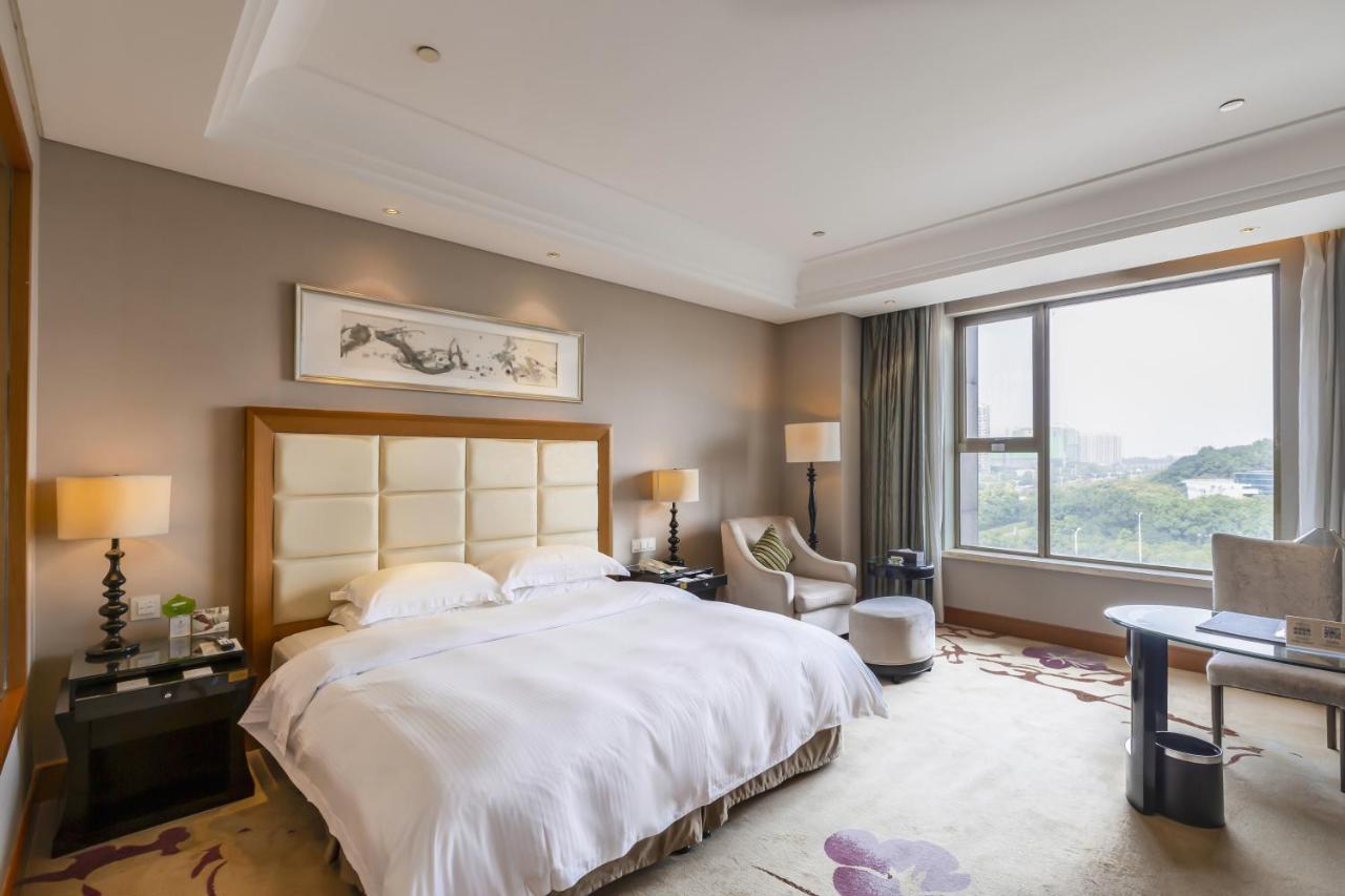 Wyndham Xinyang Downtown Hotel Екстериор снимка