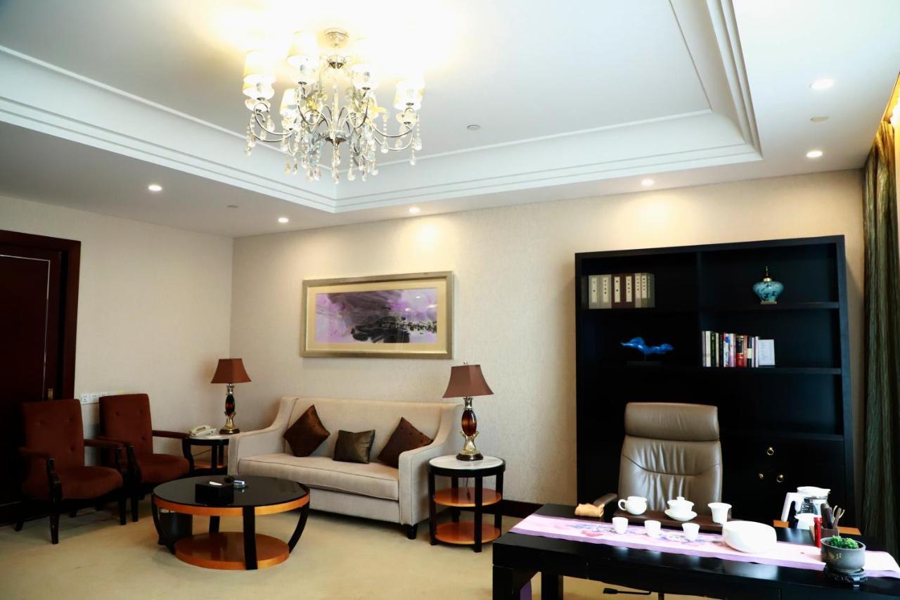 Wyndham Xinyang Downtown Hotel Екстериор снимка