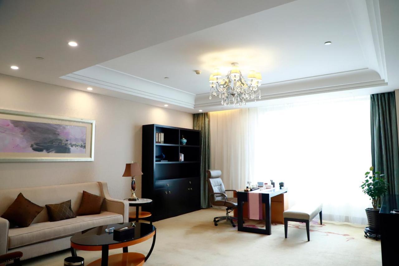 Wyndham Xinyang Downtown Hotel Екстериор снимка