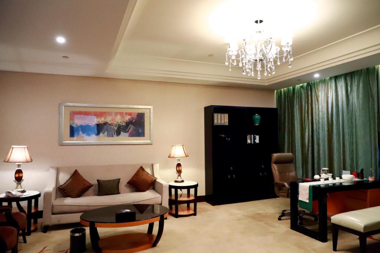 Wyndham Xinyang Downtown Hotel Екстериор снимка