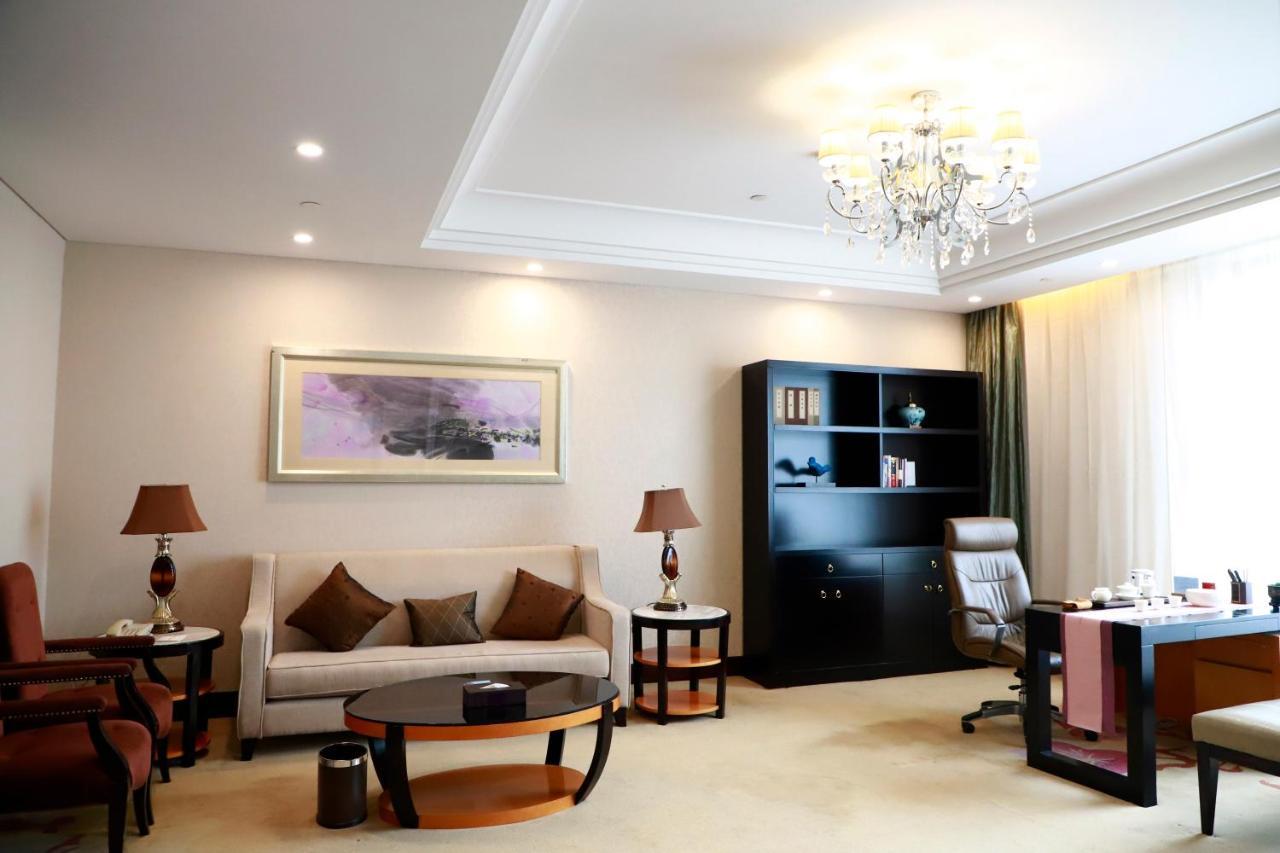 Wyndham Xinyang Downtown Hotel Екстериор снимка