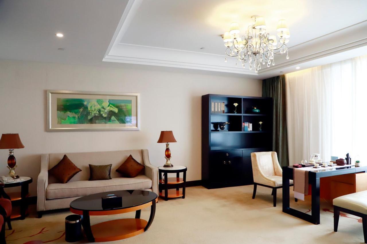 Wyndham Xinyang Downtown Hotel Екстериор снимка