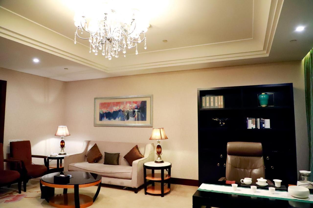 Wyndham Xinyang Downtown Hotel Екстериор снимка