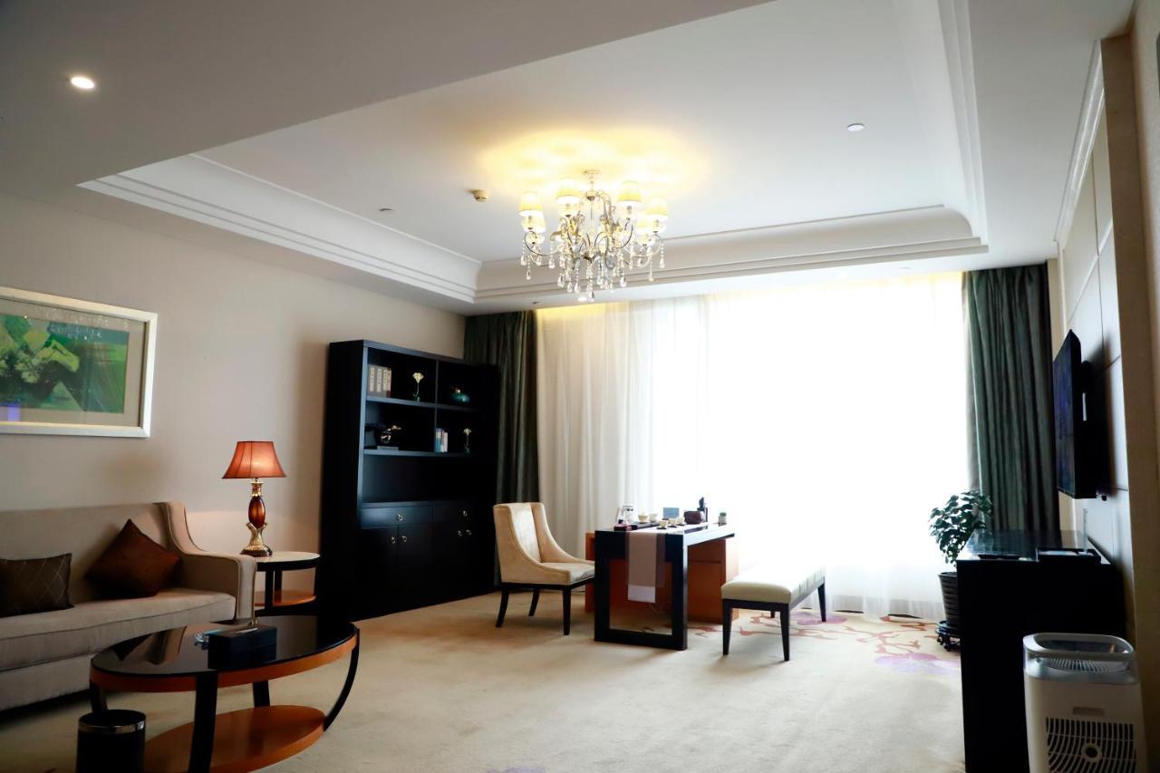 Wyndham Xinyang Downtown Hotel Екстериор снимка