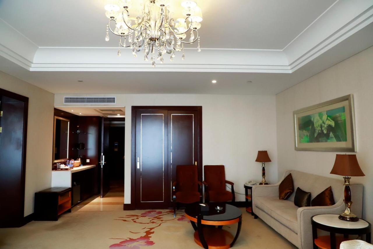 Wyndham Xinyang Downtown Hotel Екстериор снимка