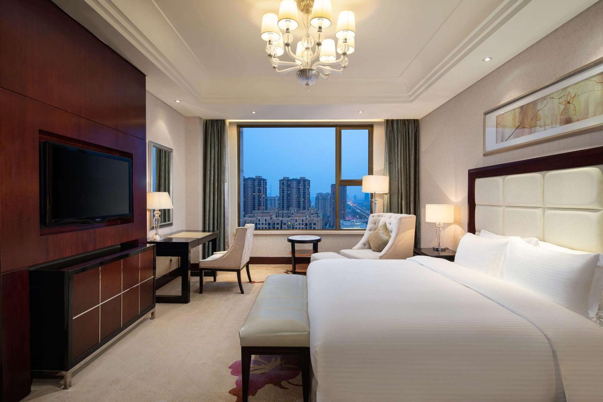 Wyndham Xinyang Downtown Hotel Екстериор снимка