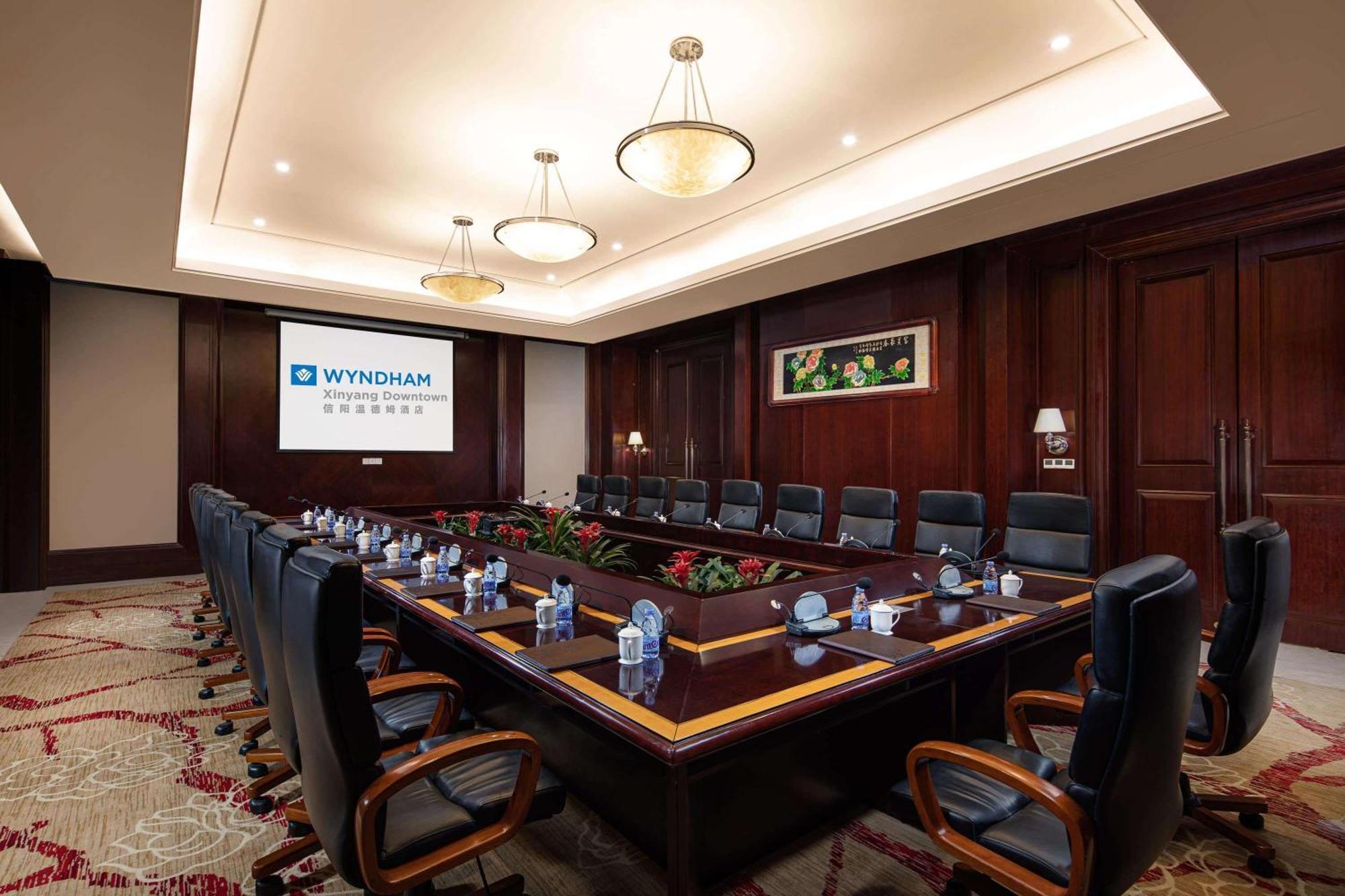 Wyndham Xinyang Downtown Hotel Екстериор снимка