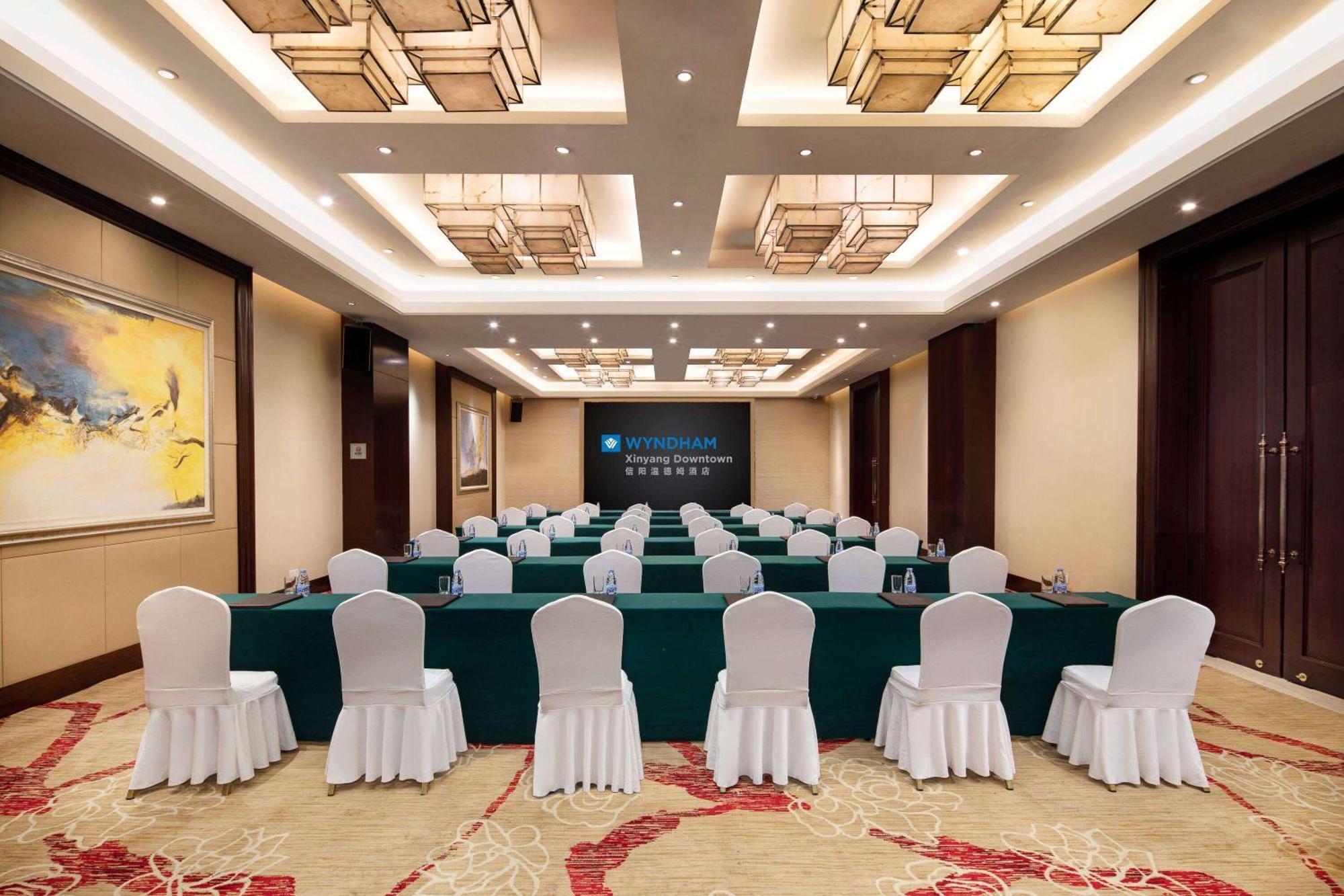 Wyndham Xinyang Downtown Hotel Екстериор снимка
